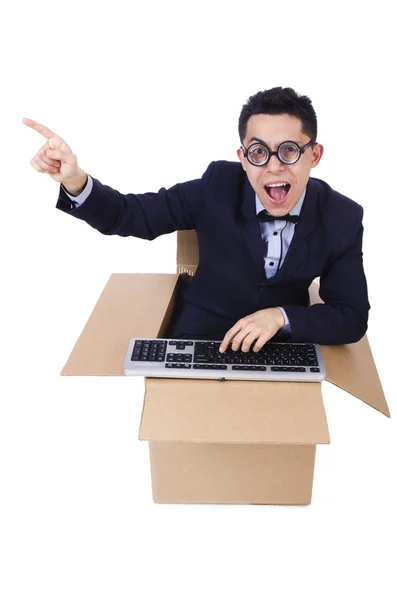 Geek computador engraçado sentado na caixa — Fotografia de Stock
