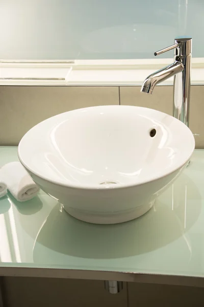 Современная раковина в ванной — стоковое фото
