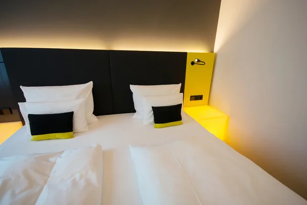 Quarto de hotel com cama de casal — Fotografia de Stock