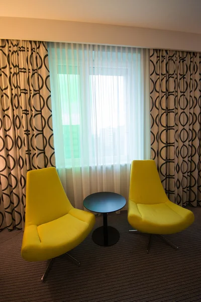 Mooie arm-stoelen in de kamer — Stockfoto
