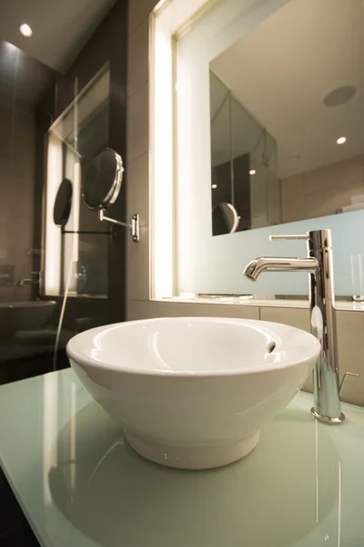 Modern mosogató a fürdőszobában — Stock Fotó
