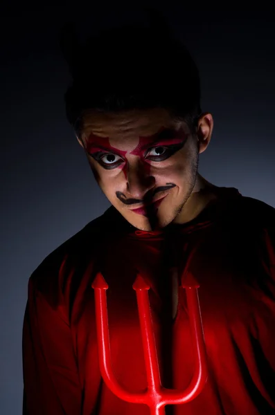 Homme en costume de diable dans le concept d'Halloween — Photo