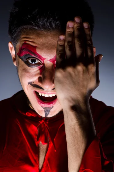 Homme en costume de diable dans le concept d'Halloween — Photo