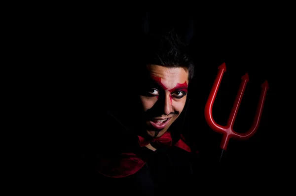 Uomo in costume diavolo nel concetto di Halloween — Foto Stock