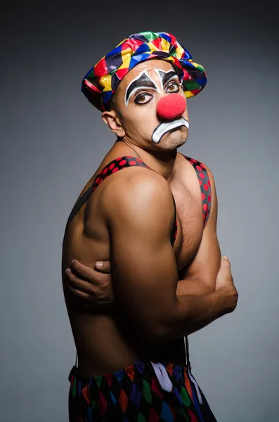 Trauriger Clown vor dunklem Hintergrund — Stockfoto