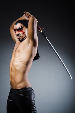 Erkek kılıç ve yüz boyama ile