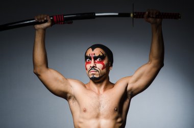 Erkek kılıç ve yüz boyama ile