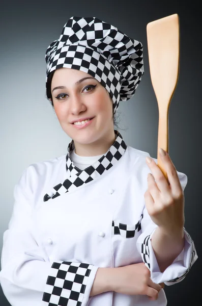 Jolie cuisinière avec ustensiles de cuisine — Photo