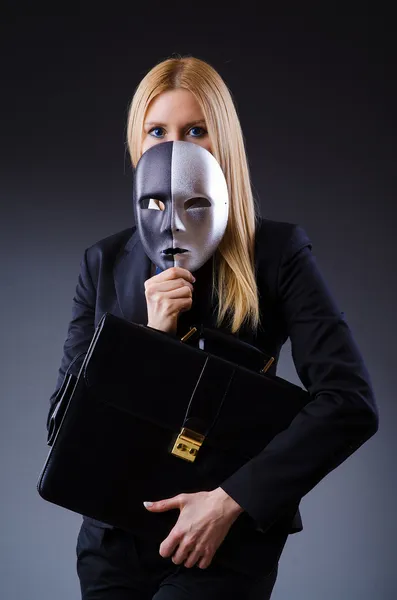 Frau mit Maske in Heuchelei-Konzept — Stockfoto