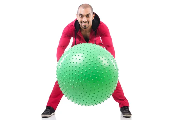 Homem com bola suíça fazendo exercícios — Fotografia de Stock