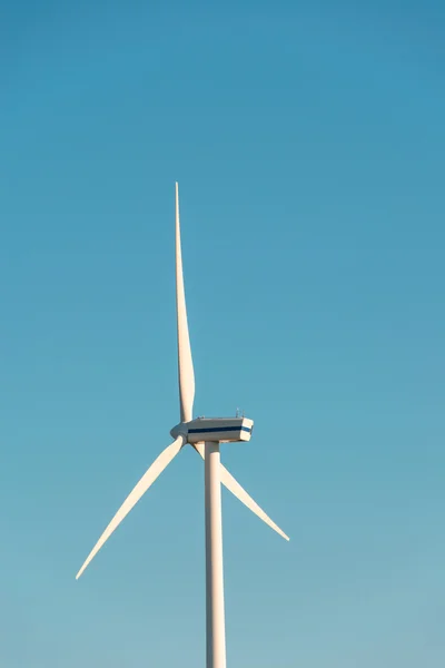 Vindkraftverk under ljusa sommardagar — Stockfoto