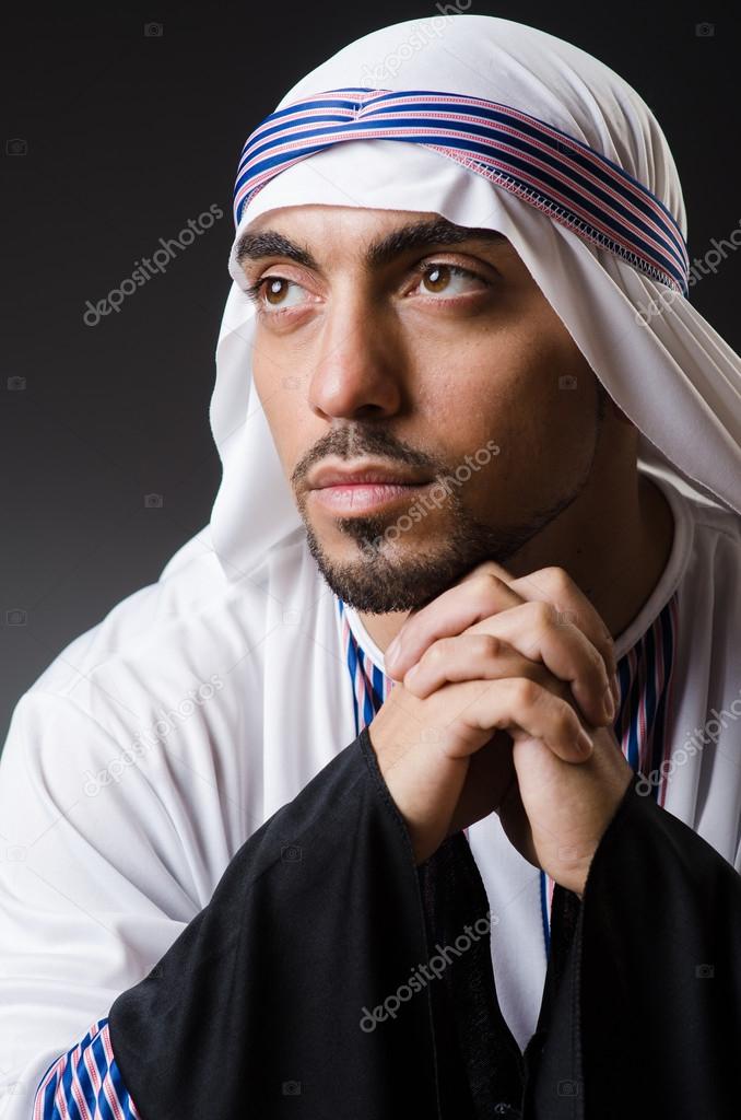 Arab Ember Mely Gondolkodas Mod Stock Foto C Elnur 31428145