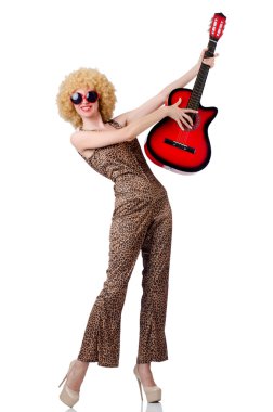 Afro kesimli ve gitarlı genç şarkıcı