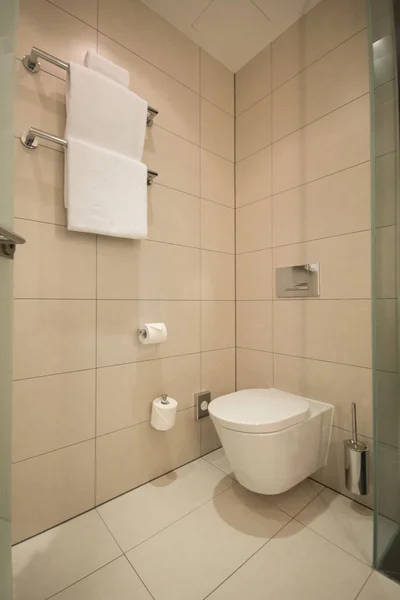 Современный туалет в ванной комнате — стоковое фото