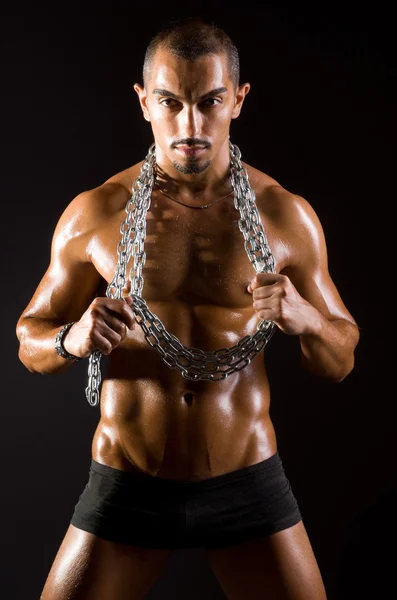 Muskularny mężczyzna z łańcuchem — Zdjęcie stockowe