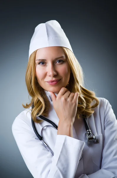 Giovane medico femminile con stetoscopio — Foto Stock