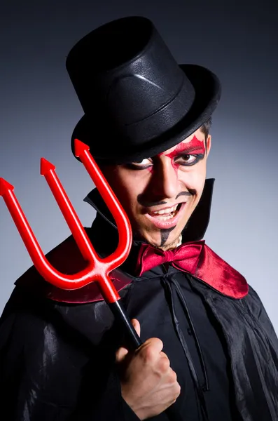 Uomo in costume diavolo nel concetto di Halloween — Foto Stock