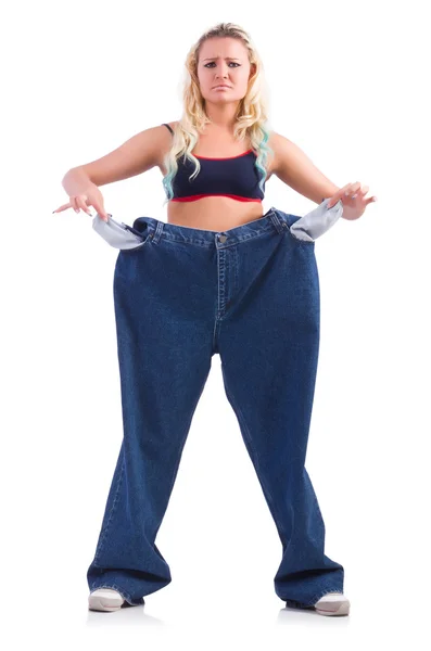 Женщина в концепции диеты с большими джинсами — стоковое фото