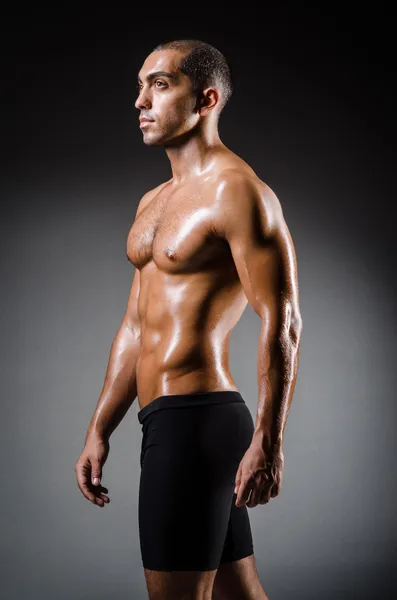 Strappato giovane uomo nel bodybuilding concetto — Foto Stock