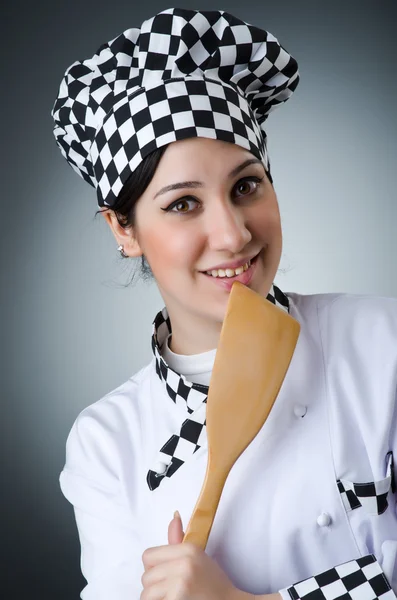 Jolie cuisinière avec ustensiles de cuisine — Photo