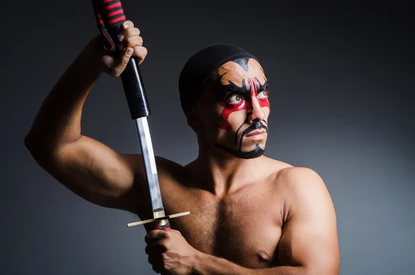 Hombre con espada y pintura facial —  Fotos de Stock