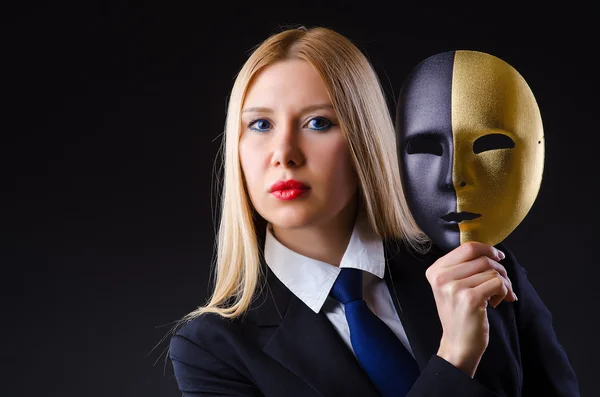 Žena s maskou v pokrytectví koncepce — Stock fotografie