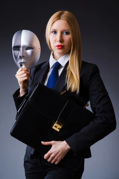 Kvinna med mask i hyckleri koncept — Stockfoto