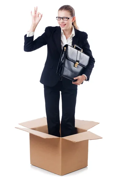 Mujer en el pensamiento fuera de concepto de caja — Foto de Stock