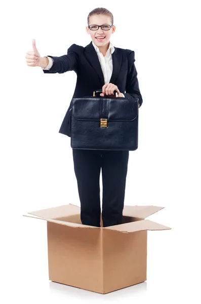 Mujer en el pensamiento fuera de concepto de caja — Foto de Stock