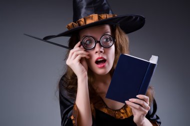 Scary halloween kavramında cadı