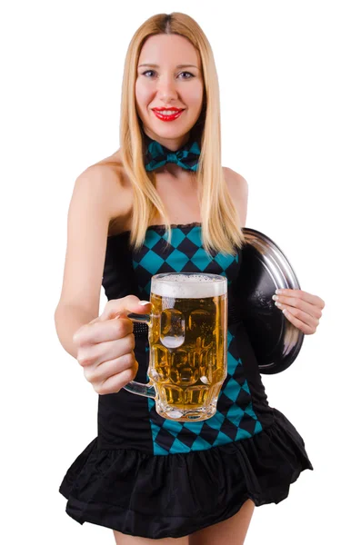 Jeune serveuse avec bière — Photo