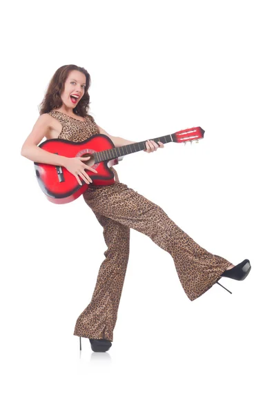 Žena v leopardím oblečení na bílém s kytarou — Stock fotografie