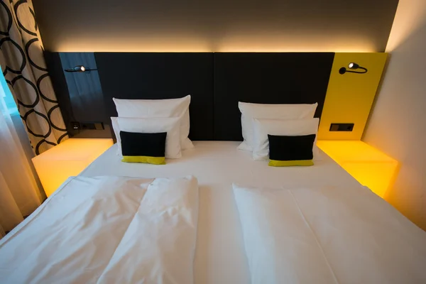 Quarto de hotel com cama de casal — Fotografia de Stock