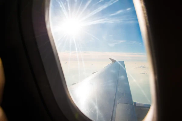 Flygplansvingen ut genom fönstret — Stockfoto