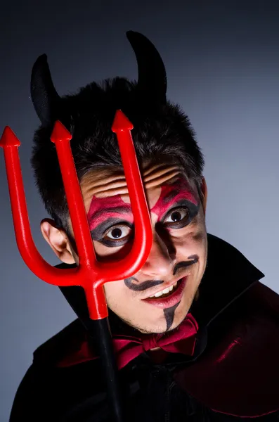 Homme en costume de diable dans le concept d'Halloween — Photo