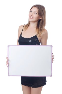 Boş posterli genç bir kadın.