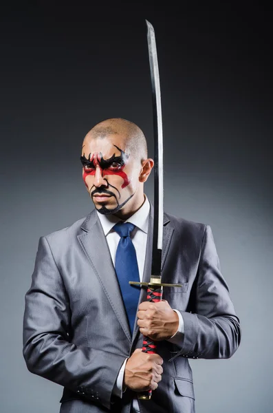 フェイス ペイントと剣を持つ男 — ストック写真
