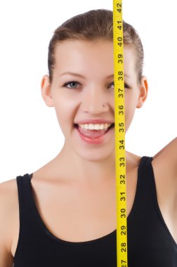 Diyet konseptinde santimetre olan genç bir kız.
