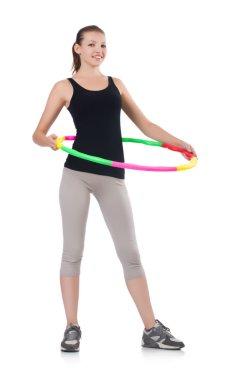 Kadın hulahop ile egzersiz yapıyor.