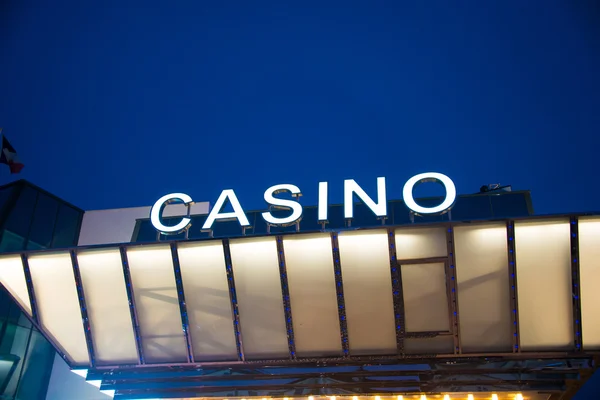 Casinoeintritt am Abend — Stockfoto