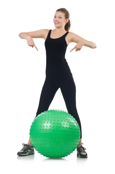 Молодая женщина с мячом упражнения — стоковое фото