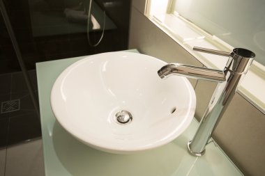 Modern lavabo banyoda.