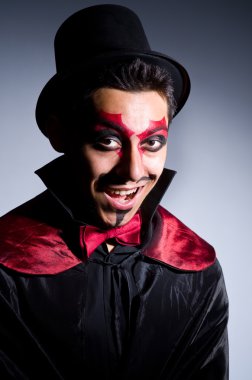 Cadılar Bayramı konseptinde şeytan kostümü giymiş bir adam