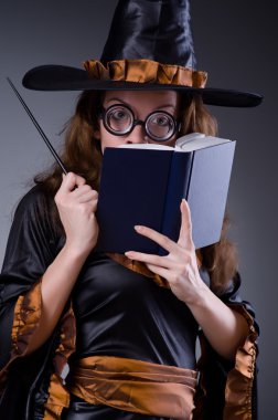 Scary halloween kavramında cadı