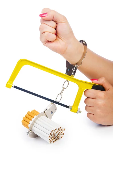 Концепция зависимости с сигаретами и наручниками — стоковое фото