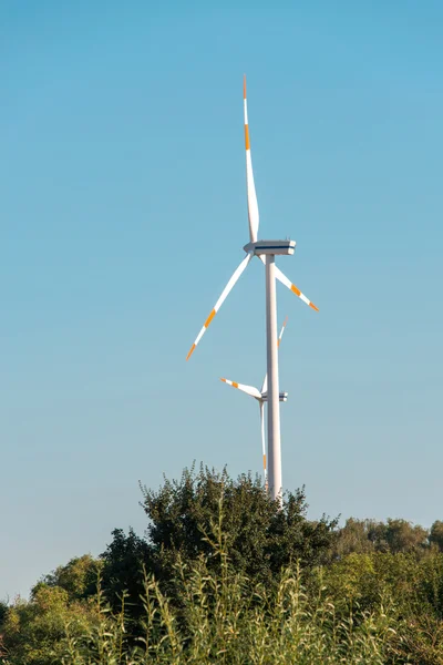 Moinhos de vento durante o dia de verão brilhante — Fotografia de Stock