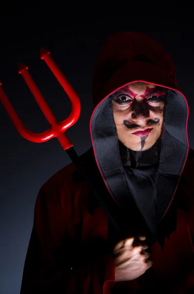 Homme en costume de diable dans le concept d'Halloween — Photo