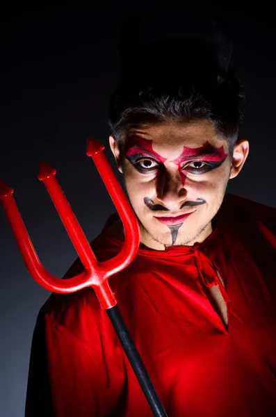 Mann im Teufelskostüm im Halloween-Konzept — Stockfoto