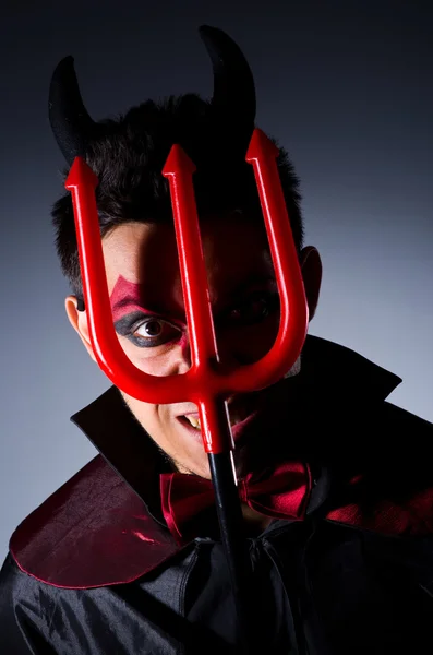 Homme en costume de diable dans le concept d'Halloween — Photo