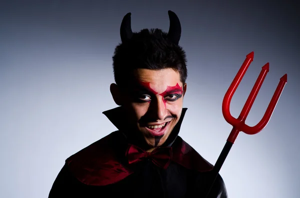 Muž v ďábelském kostýmu v halloweenské koncepci — Stock fotografie